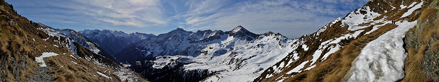 Salendo sul sent. 116 al Passo di Lemma vista panoramica sulla conca di San Simone ed i suoi monti